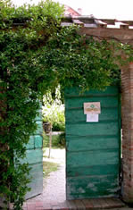 Ingresso al giardino da via delle Mura