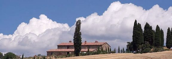 Il paesaggio circostante, sulla collina si distingue Pienza